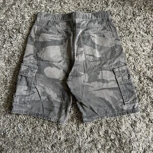 Vintage black and grey camo wrangler cargo shorts W32